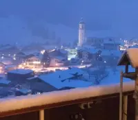dorp vanaf balkon met sneeuw